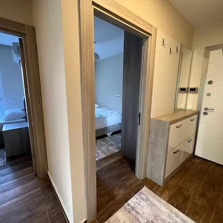 아파트 Spacious Flat Close To Erasta'8'