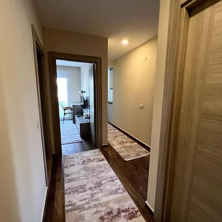 Spacious Flat Close To Erasta'8' 아파트