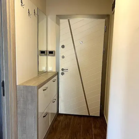 아파트 Spacious Flat Close To Erasta'8' *