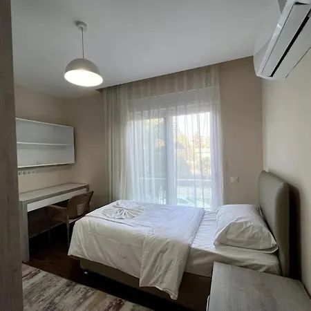 Spacious Flat Close To Erasta'8'