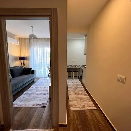Spacious Flat Close To Erasta'8'