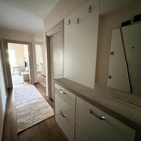 Apartament Spacious Flat Close To Erasta'8'